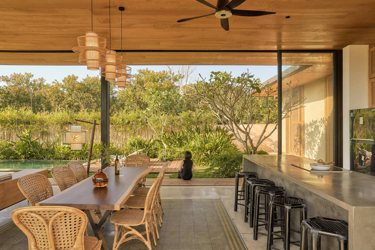 Việc đặt khối phòng ngủ vuông góc với con đường nhỏ tạo ra “vùng đệm”, mang lại mức độ riêng tư cao cho phòng khách, nhà bếp và khu vực hồ bơi.