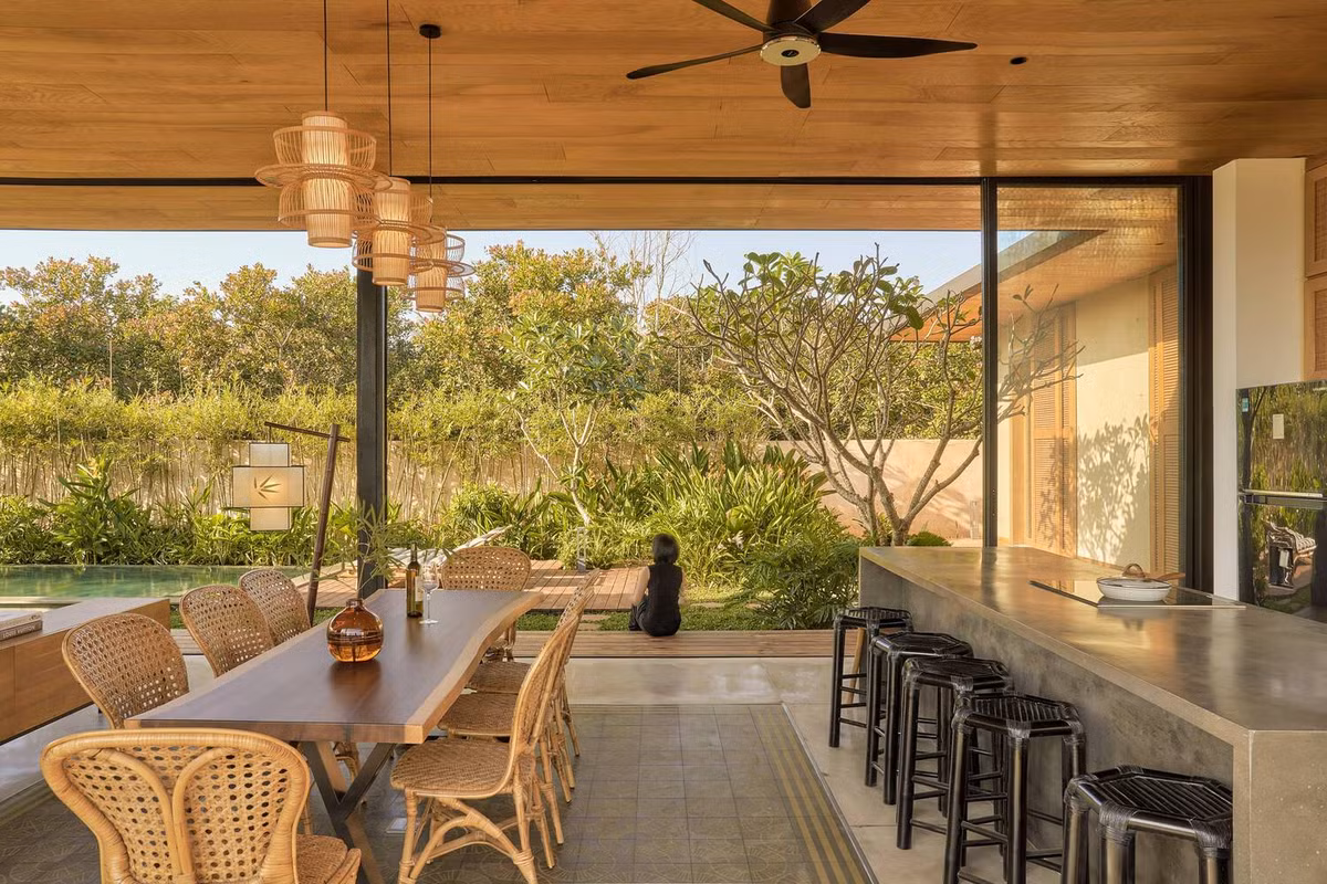 Việc đặt khối phòng ngủ vuông góc với con đường nhỏ tạo ra “vùng đệm”, mang lại mức độ riêng tư cao cho phòng khách, nhà bếp và khu vực hồ bơi.