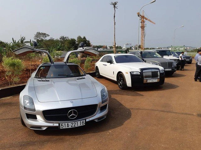 Không những thế, 'vua" cà phê Đặng Lê Nguyên Vũ còn là một tay chơi xe thứ thiệt khi sở hữu bộ sưu tập siêu xe thuộc hàng khủng nhất Việt Nam. Ảnh: Dân trí