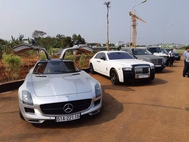 Không những thế, 'vua" cà phê Đặng Lê Nguyên Vũ còn là một tay chơi xe thứ thiệt khi sở hữu bộ sưu tập siêu xe thuộc hàng khủng nhất Việt Nam. Ảnh: Dân trí