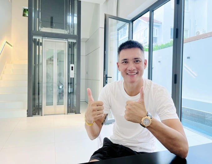 Nội thất trong nhà không quá nhiều thay đổi so với nhà cũ và có lắp thang máy để di chuyển.