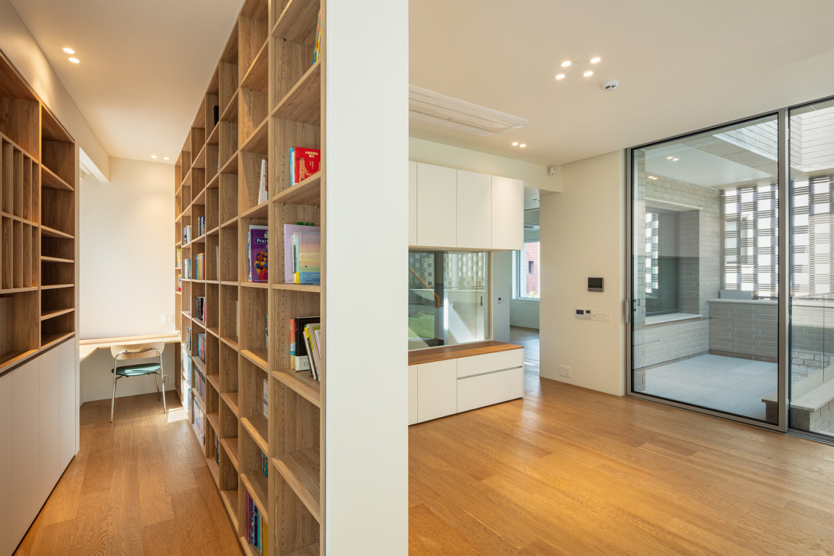 Tầng 2 gồm hai phòng ngủ, thư viện và phòng khách.