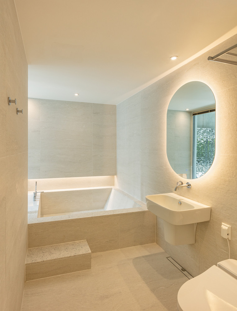 Phòng vệ sinh sử dụng gam màu trắng chủ đạo, có cửa sổ kính để lấy sáng, kết hợp bồn tắm nằm. Nguồn ảnh: Kyungsub Shin