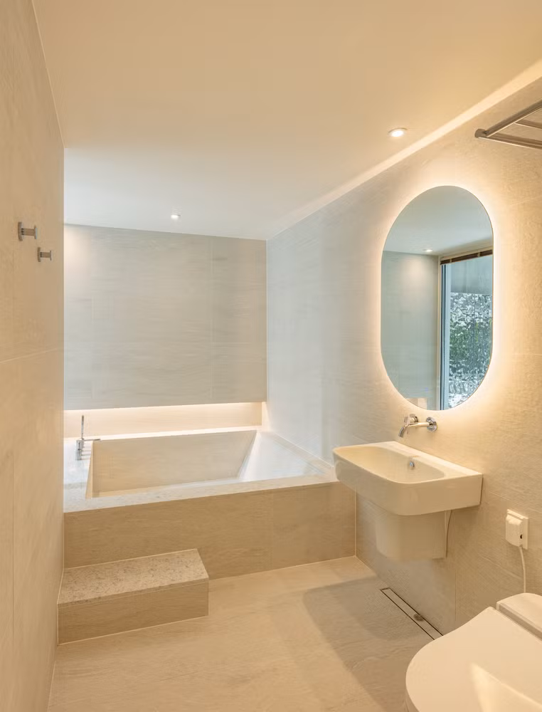 Phòng vệ sinh sử dụng gam màu trắng chủ đạo, có cửa sổ kính để lấy sáng, kết hợp bồn tắm nằm. Nguồn ảnh: Kyungsub Shin