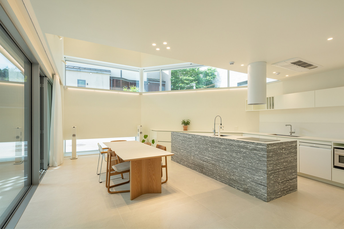 Thông qua khoảng sân này, các phòng chính ở tầng 1 và tầng 2 được kết nối với nhau, đóng vai trò là không gian gắn kết gia đình.