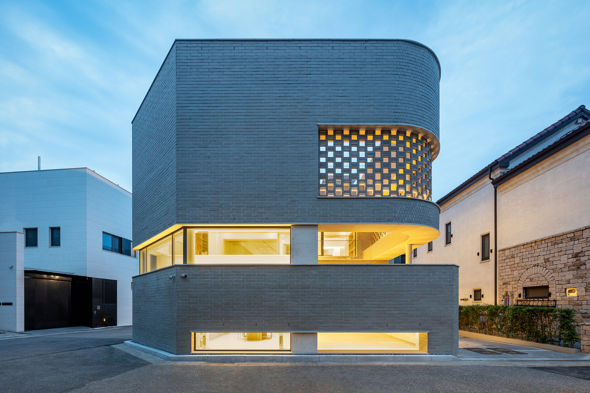 Tọa lạc tại Seongnam (Hàn Quốc), ngôi nhà phố có quy mô 3 tầng, diện tích xây dựng 297 m2.