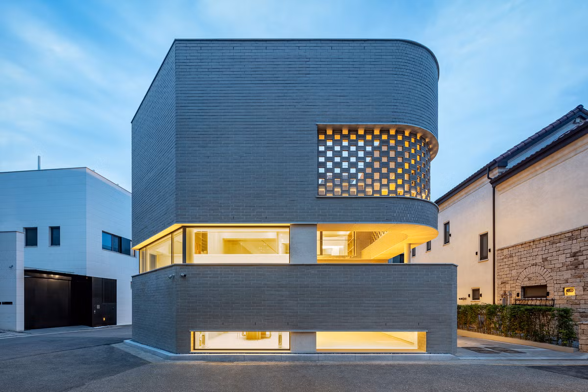 Tọa lạc tại Seongnam (Hàn Quốc), ngôi nhà phố có quy mô 3 tầng, diện tích xây dựng 297 m2.