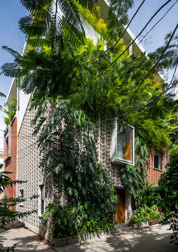 Nằm trong một con hẻm nhỏ tại Phnom Penh (Campuchia), ngôi nhà 4 tầng được thiết kế như một ốc đảo. Ảnh: Hiroyuki Oki