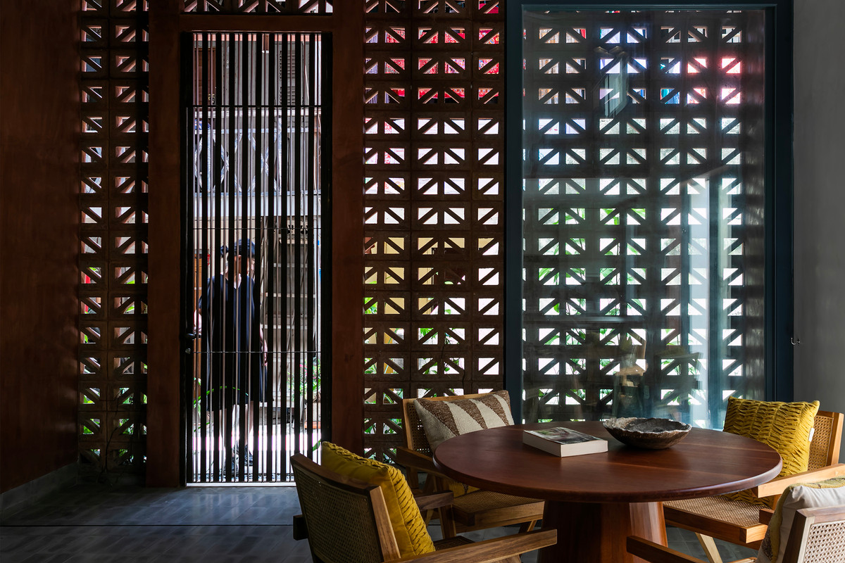 Thiết kế này không chỉ tiết kiệm năng lượng mà còn mang lại sự thông thoáng, mát mẻ, tạo cảm giác gần gũi với thiên nhiên, giảm bớt cảm giác chật chội. Ảnh: Hiroyuki Oki