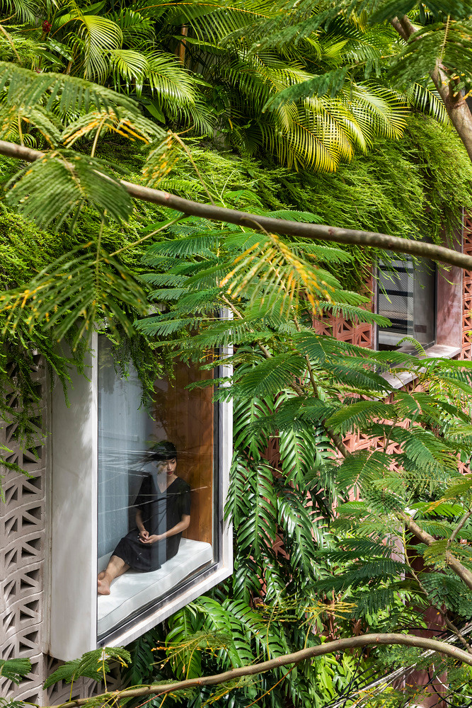 Các cửa sổ lớn được bố trí khắp nơi, từ phòng khách, phòng ngủ đến bếp, giúp căn nhà luôn tràn ngập ánh sáng và gió tự nhiên. Ảnh: Hiroyuki Oki