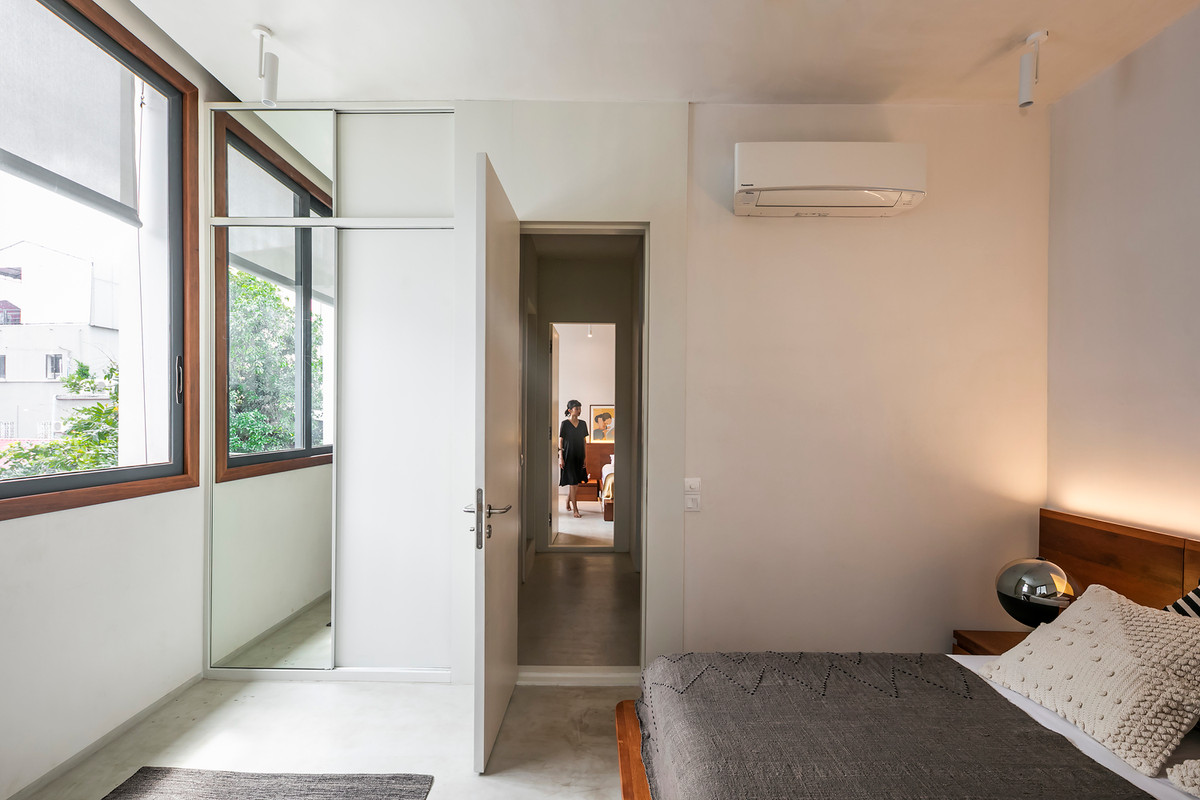 Phòng ngủ trắng tối giản, hài hòa với cảnh quan xung quanh. Ảnh: Hiroyuki Oki