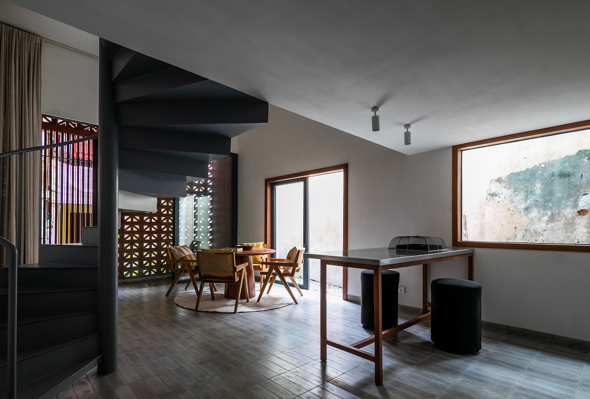 Các vật liệu tự nhiên như gỗ và đá được sử dụng rộng rãi, mang lại cảm giác ấm cúng và gần gũi. Ảnh: Hiroyuki Oki