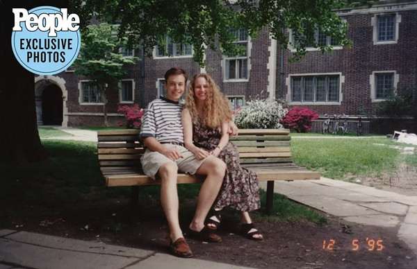 Giữa những năm 1990, Elon Musk gặp Jennifer Gwynne khi cả 2 đang là sinh viên tại Đại học Pennsylvania. Cặp đôi hẹn hò khoảng một năm và nghiêm túc ra mắt 2 bên gia đình. Tuy nhiên, ngay sau khi Gwynne du học, Elon Musk và cô đã chia tay. Ảnh: CNBC