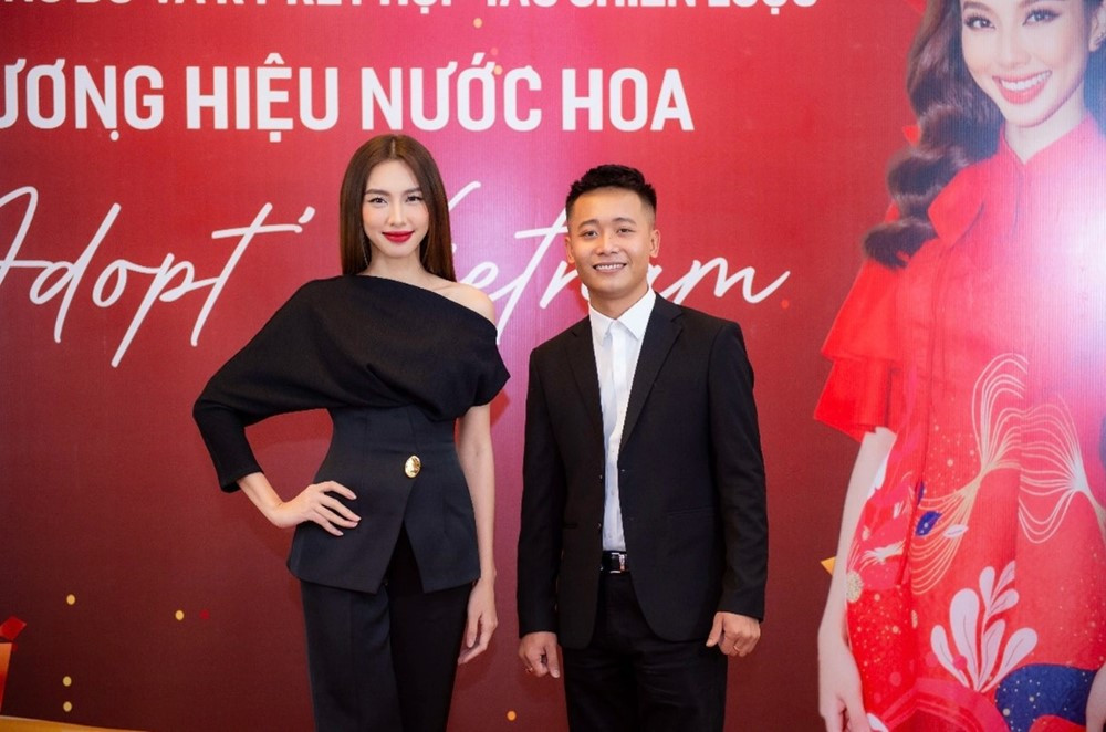 Sau một chuyến thiện nguyện tại Châu Phi, Thùy Tiên được cư dân mạng "đẩy thuyền" với Quang Linh Vlogs. Thậm chí, có người còn tung tin cả hai sắp kết hôn. Ảnh: Thị trường tài chính