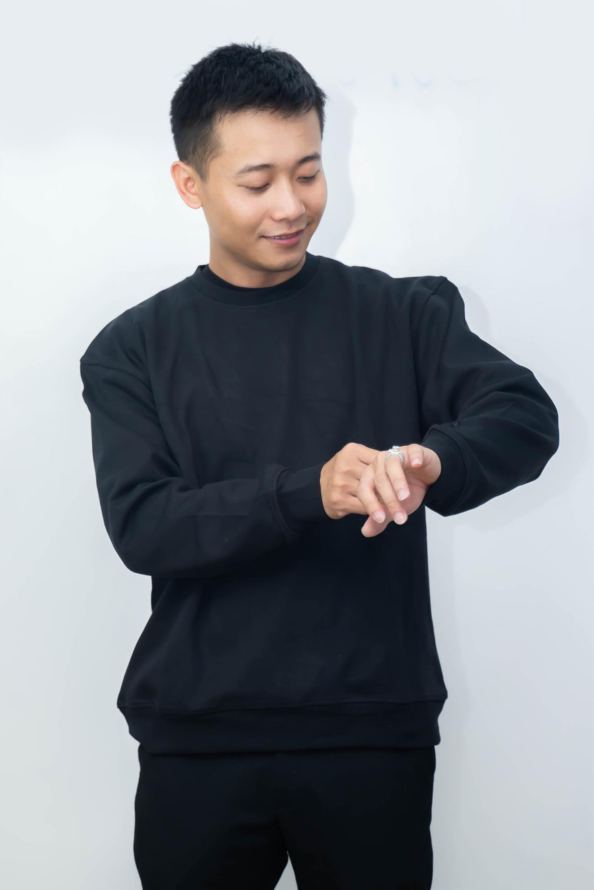 Sức ảnh hưởng của Quang Linh Vlogs không thua kém các nghệ sĩ nổi tiếng khi mọi bài đăng của anh đều thu hút hàng chục ngàn lượt tương tác. Do đó, kênh Youtube cũng giúp Quang Linh cùng team kiếm được một khoản tiền lớn từ các bài đăng. Ảnh; FB Quang Linh Vlogs