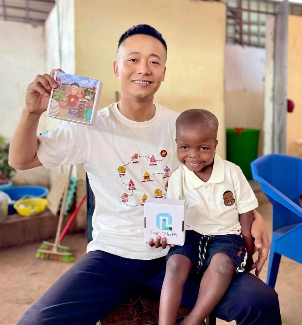 Trong một lần hiếm hoi chia sẻ với công chúng về số tiền nhận được từ YouTube mỗi tháng trong một đoạn video đăng trên YouTube, Quang Linh Vlogs cho biết doanh thu thấp nhất vào thời gian đầu là 100 USD đến hơn 1.000 USD sau khi nổi tiếng (ước tính khoảng 2,4 triệu đến hơn 24 triệu đồng). Ảnh: Quang Linh Vlogs