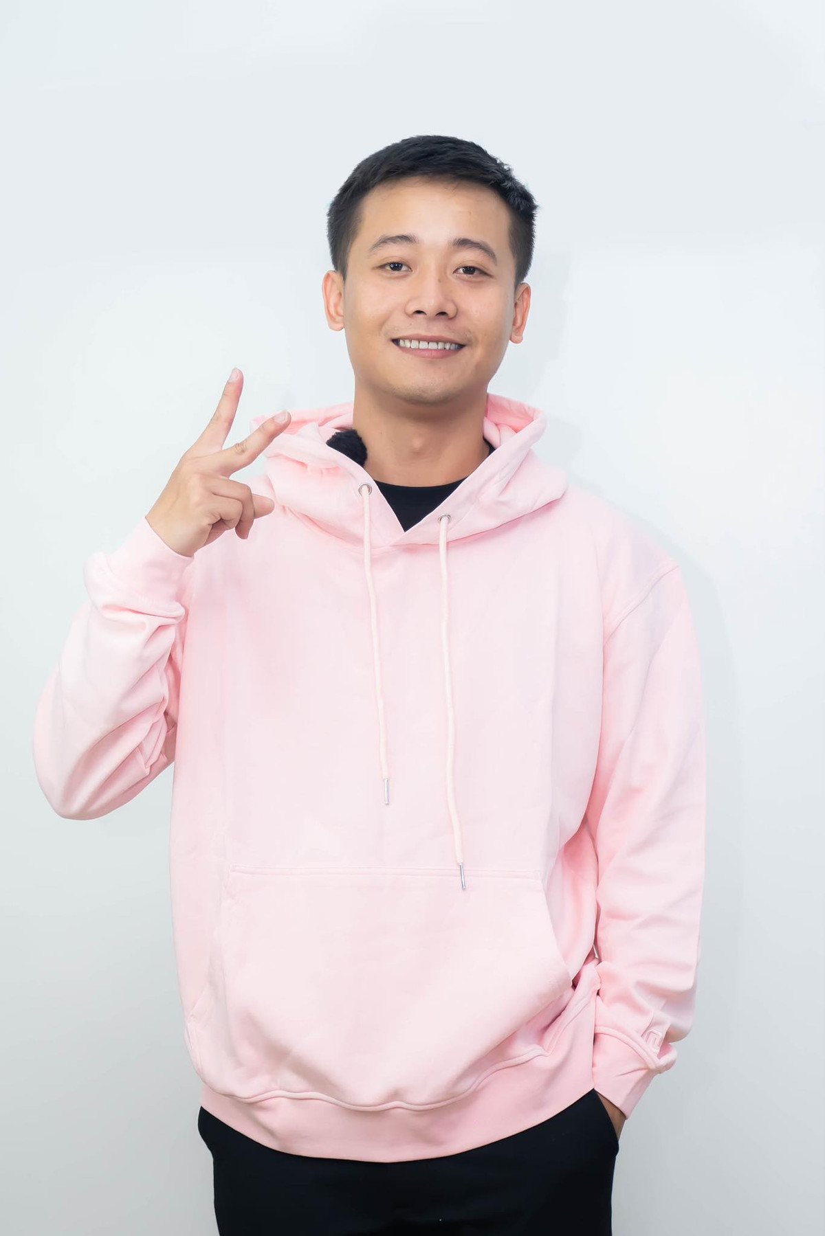 Theo thống kê từ Social Blade, ước tính doanh thu mỗi tháng từ kênh Youtube Quang Linh Vlogs từ 2.800 – 44.300 USD, tương đương khoảng 71 triệu đồng đến 1,125 tỷ đồng/tháng. Ảnh: FB Quang Linh Vlogs