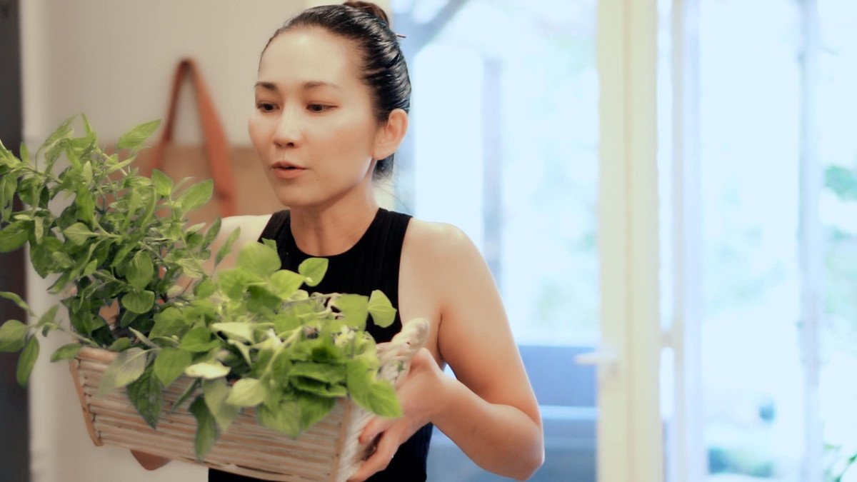 Mới đây, Kim Hiền chia sẻ vườn rau xanh trong ngôi nhà ở Mỹ. Ảnh: FB Kim Hiền