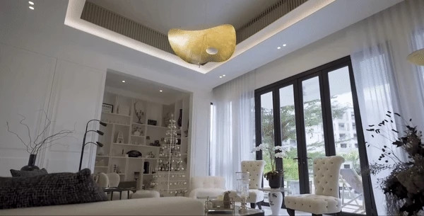 Phòng khách sử dụng gam màu trung tính, mang phong cách hiện đại và nhiều đồ hàng hiệu. Ảnh: FBNV