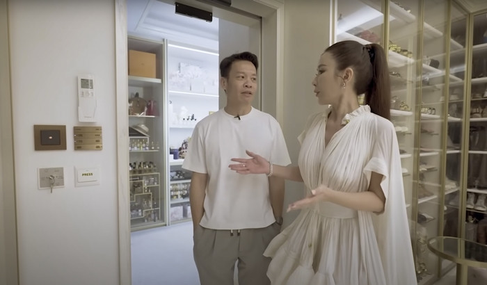 Căn biệt thự còn có một khu vực cất riêng tủ quần áo, được bảo vệ bằng vân tay. Ảnh: FBNV