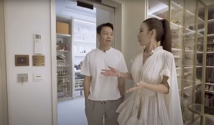 Căn biệt thự còn có một khu vực cất riêng tủ quần áo, được bảo vệ bằng vân tay. Ảnh: FBNV