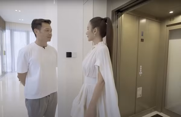 Đáng chú ý, vì thương những người thợ phải dùng thang bộ để vận chuyển đất trồng cây lên tầng 2 và tầng 3, Jamie Chua cho lắp đặt thang máy và tốn kém 5.000 USD (khoảng 122 triệu đồng). Ảnh: FBNV