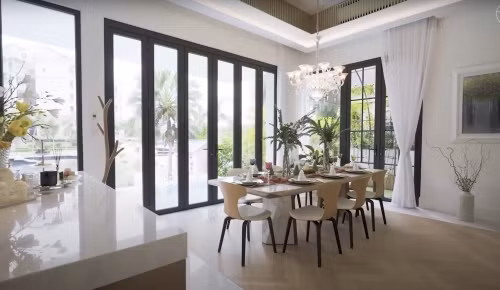 Jamie Chua đang sống trong căn biệt thự 3 tầng rộng rãi với những tiện nghi đẳng cấp. Phòng ăn thiết kế mở, với nhiều nội thất sang trọng. Ảnh: FBNV