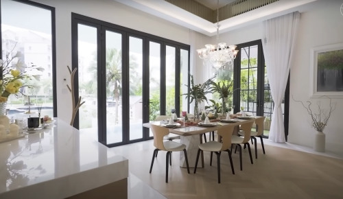 Jamie Chua đang sống trong căn biệt thự 3 tầng rộng rãi với những tiện nghi đẳng cấp. Phòng ăn thiết kế mở, với nhiều nội thất sang trọng. Ảnh: FBNV