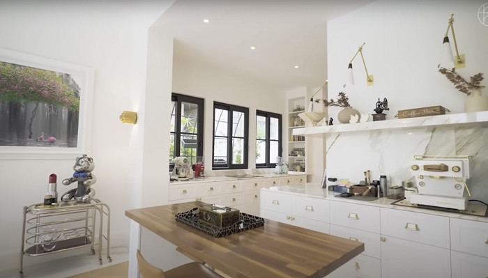 Phòng bếp sử dụng gam màu trắng chủ đạo với nhiều vật dụng hiện đại. Ảnh: FBNV