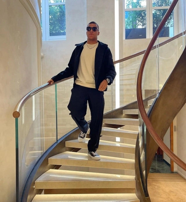 Ngoài ra, Mbappe còn sở hữu biệt thự sang trọng tại Bondy và một căn hộ áp mái ở Paris.