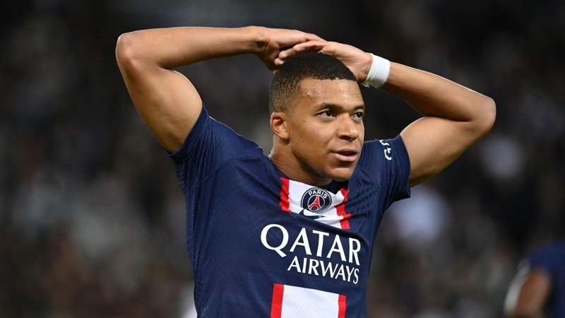 Ước tính tổng cộng, PSG được cho là đã trả khoảng 600 triệu Euro trước thuế cho Kylian Mbappe trong 7 năm. Ảnh: CNN