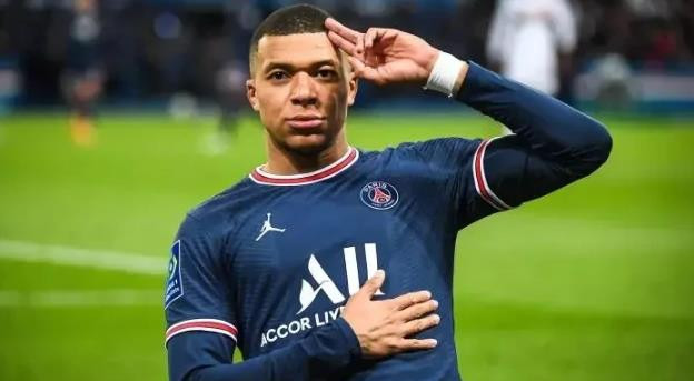 Năm 2022, PSG tiếp tục giữ chân Kylian Mbappe với mức lương mới 72 triệu Euro. Nhưng đó không phải là tất cả. Hợp đồng của Kylian Mbappe còn bao gồm khoản tiền thưởng khi ký hợp đồng trị giá 180 triệu Euro, trải dài trong ba năm và khoản “phí trung thành” trị giá 70 triệu Euro hàng năm. Điều đó có nghĩa là trong hai năm cuối cùng ở PSG, Mbappe kiếm được 400 triệu Euro. Ảnh: CNN
