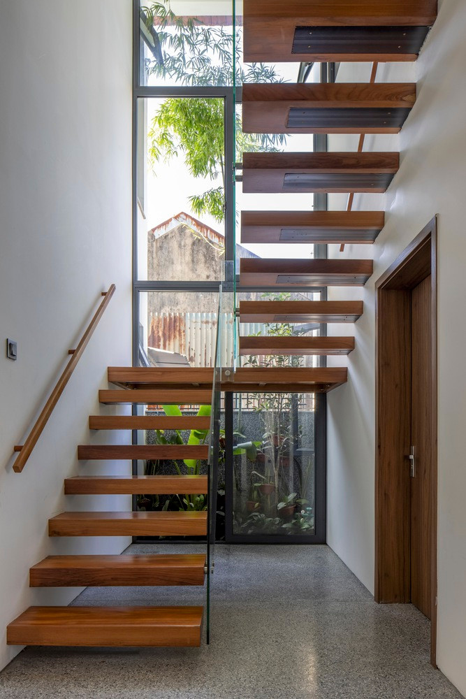 Tường kính thay cho tường gạch kín giúp đưa thêm ánh sáng vào nhà.