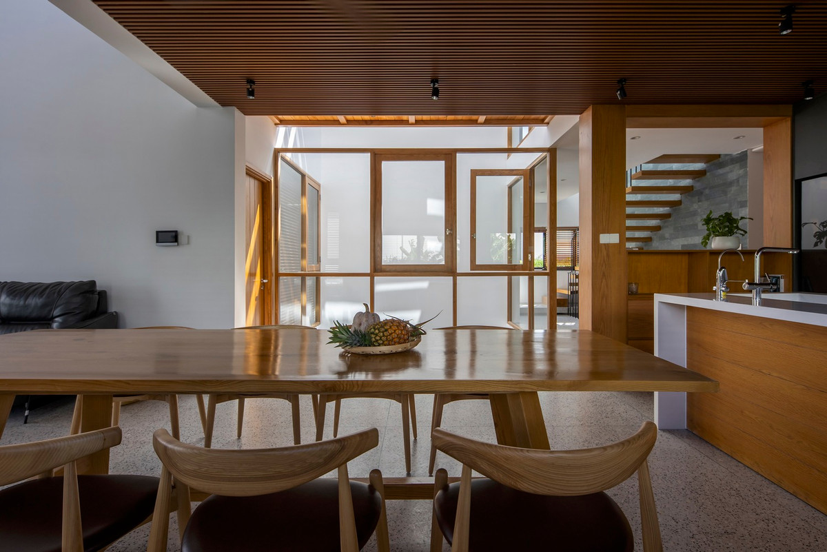 Nhà bếp thoáng mát, lấy ánh sáng từ cửa kính lớn mở ra sân trong ở trung tâm. Nguồn: Hoàng Lê