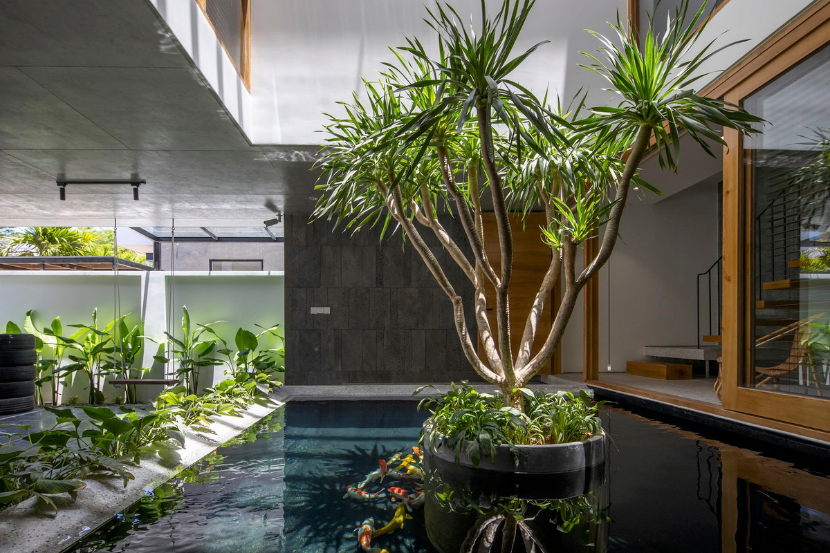 Sân trong là trục kết nối các không gian chính để mọi thành viên trong gia đình luôn nhìn thấy và trò chuyện với nhau, từ đó tăng thêm sự gần gũi, gắn kết.