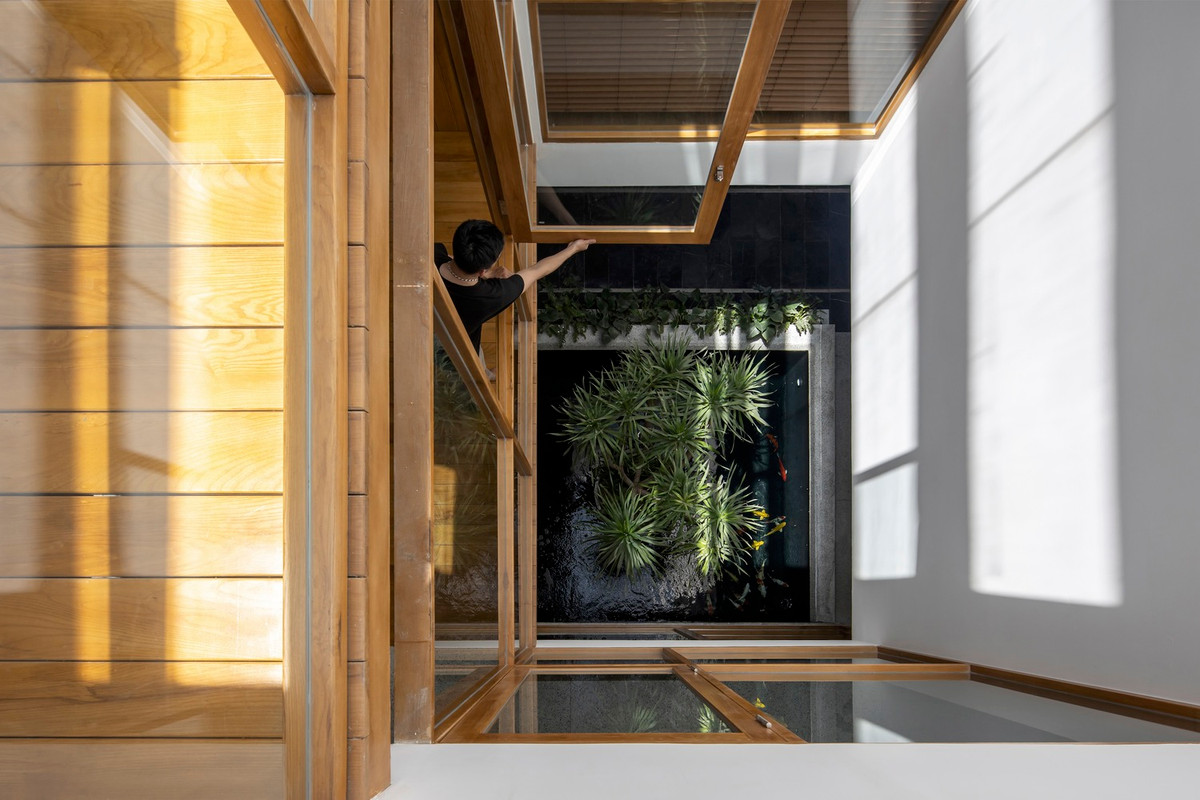 Sân trong còn là nơi tương tác giữa hai bầu không khí trong nhà và ngoài trời, là nơi tiếp xúc trực tiếp với thiên nhiên, làm dịu đi cái nóng oi bức của mùa hè hoặc giảm đi cái lạnh của những cơn gió mùa đông.