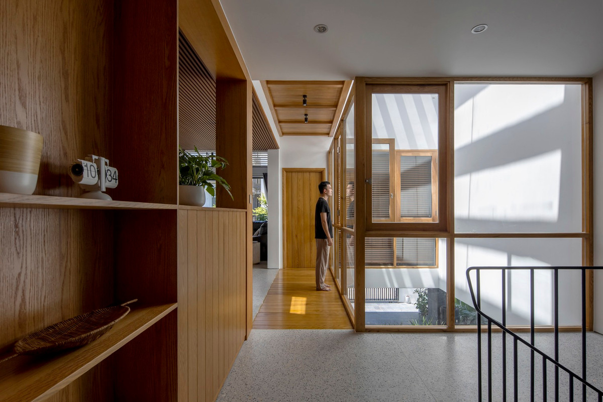 Nhờ lối thiết kế tinh tế này mà tổng thể nội thất mang lại cảm giác chắc chắn, ổn định nhưng không kém phần ấn tượng.