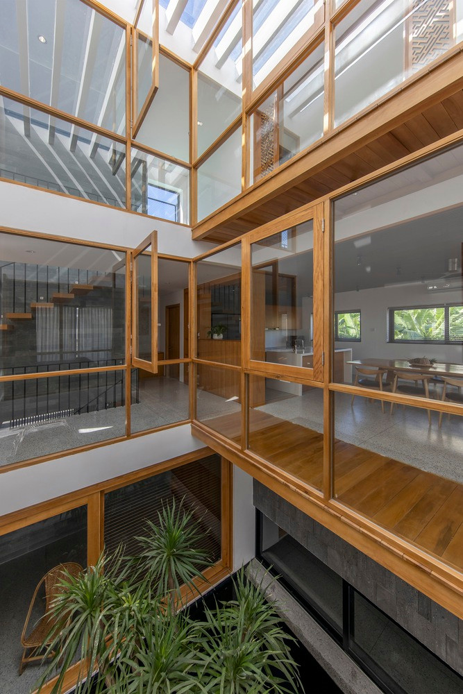 Để không gian sống thêm nhẹ nhàng và gần gũi, kiến trúc sư sử dụng vật liệu tối giản và đồng nhất, tương phản với những bức tường trắng và đồ nội thất bằng gỗ tự nhiên.