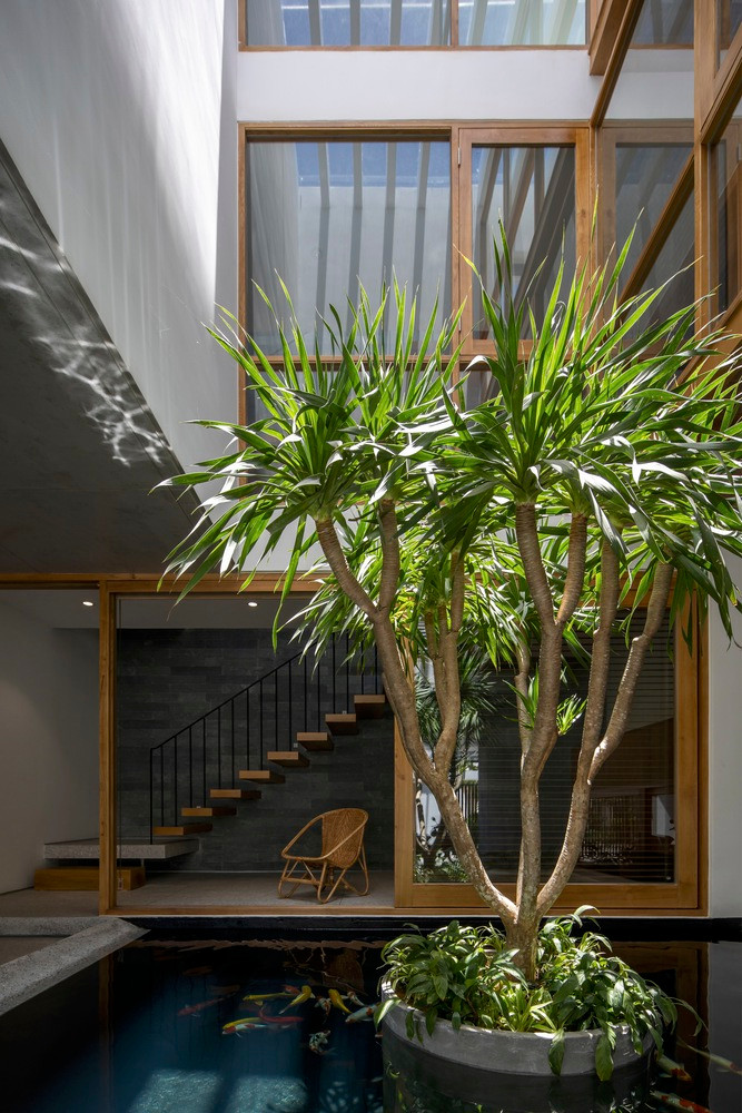 Mọi sinh hoạt gia đình và công việc văn phòng đều xoay quanh sân trong với giếng trời, hồ nước và cây xanh ở trung tâm.