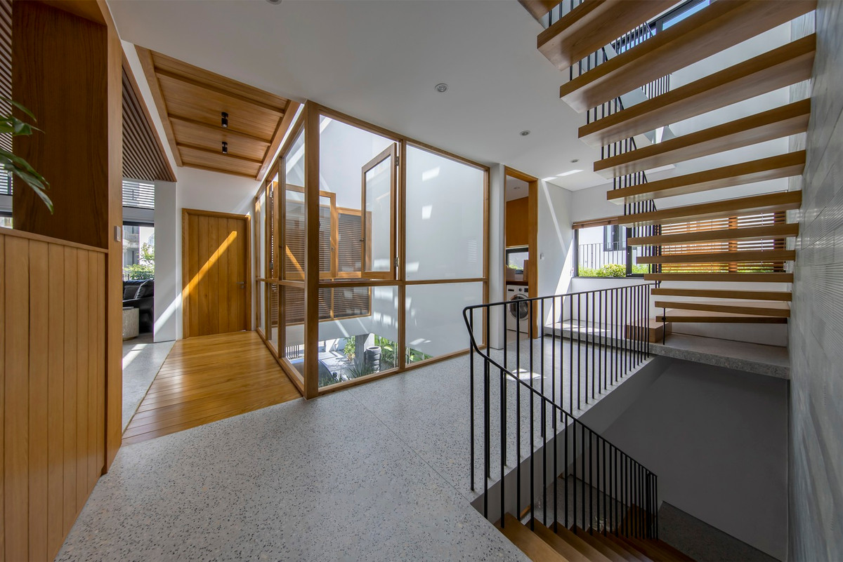 Cấu trúc của ngôi nhà được tạo nên bởi những đường nét hình học đơn giản, nhấn mạnh vào tỷ lệ hơn là chi tiết, tạo sự chuyển tiếp hài hòa và hiệu ứng ánh sáng tự nhiên.