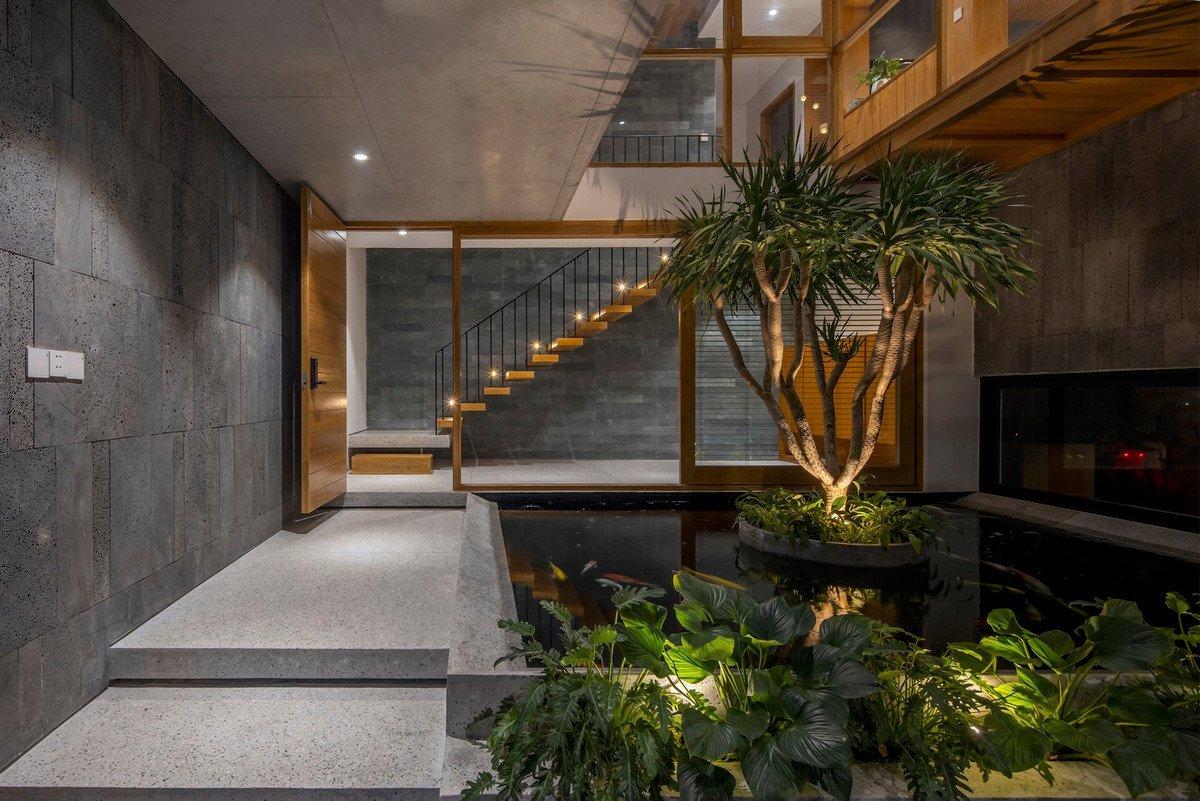 Ngôi nhà gồm 3 tầng, tầng 1 làm văn phòng, tầng 2 và 3 dành cho không gian sinh hoạt của gia đình.