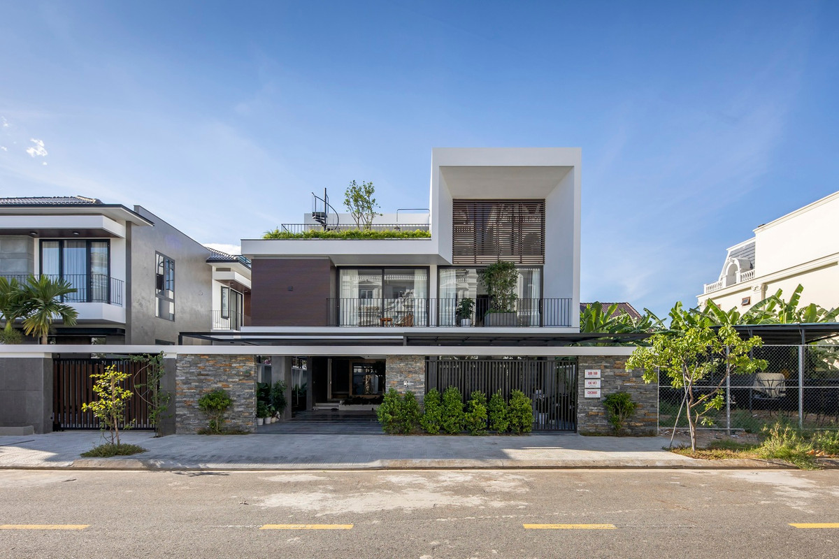 Nằm trong một khu dân cư mới của thành phố Đà Nẵng, ngôi nhà có diện tích xây dựng 168m2, là nơi ở kết hợp văn phòng làm việc của một gia đình gồm 4 thành viên.