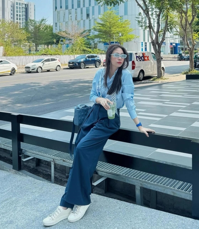 Đàm Thu Trang thường xuyên diện đồ hiệu, mang túi đắt đỏ khi đi dạo phố. Ảnh: Giadinhxahoi