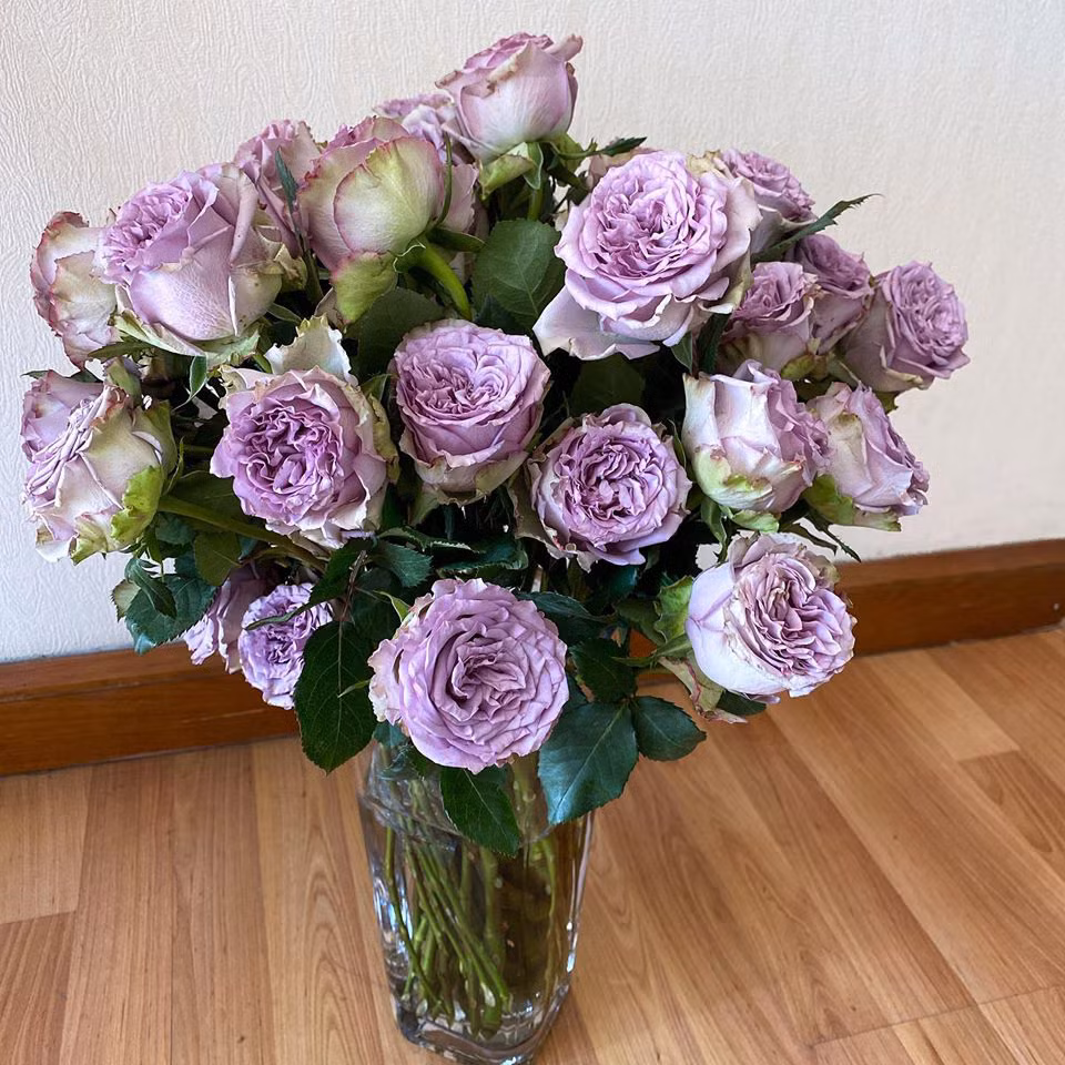 Người đẹp cũng trang trí một chút hoa tươi cho không gian sống động.