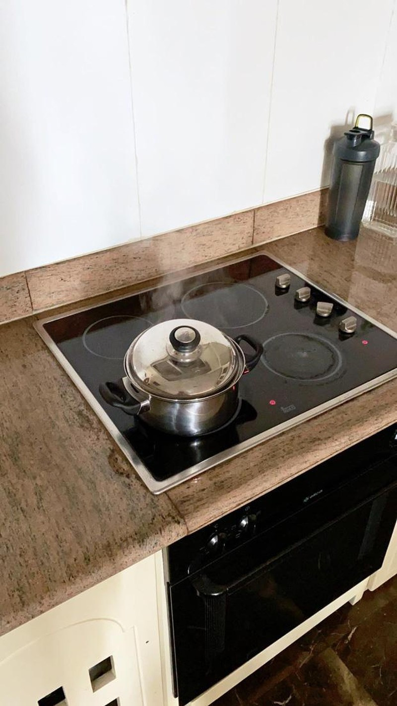 Phòng bếp không quá cầu kỳ nhưng tiện nghi.