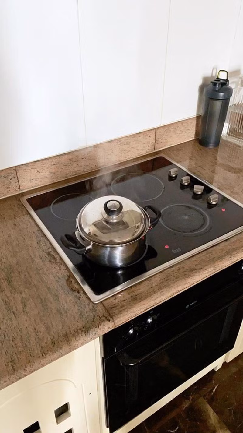 Phòng bếp không quá cầu kỳ nhưng tiện nghi.