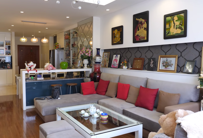 Nhà lát sàn gỗ nên chọn nội thất tông trắng, xám kết hợp. Nguồn ảnh; FBNV