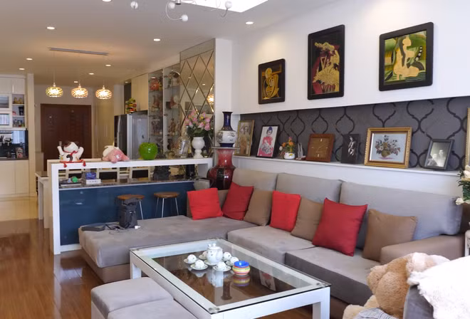 Nhà lát sàn gỗ nên chọn nội thất tông trắng, xám kết hợp. Nguồn ảnh; FBNV