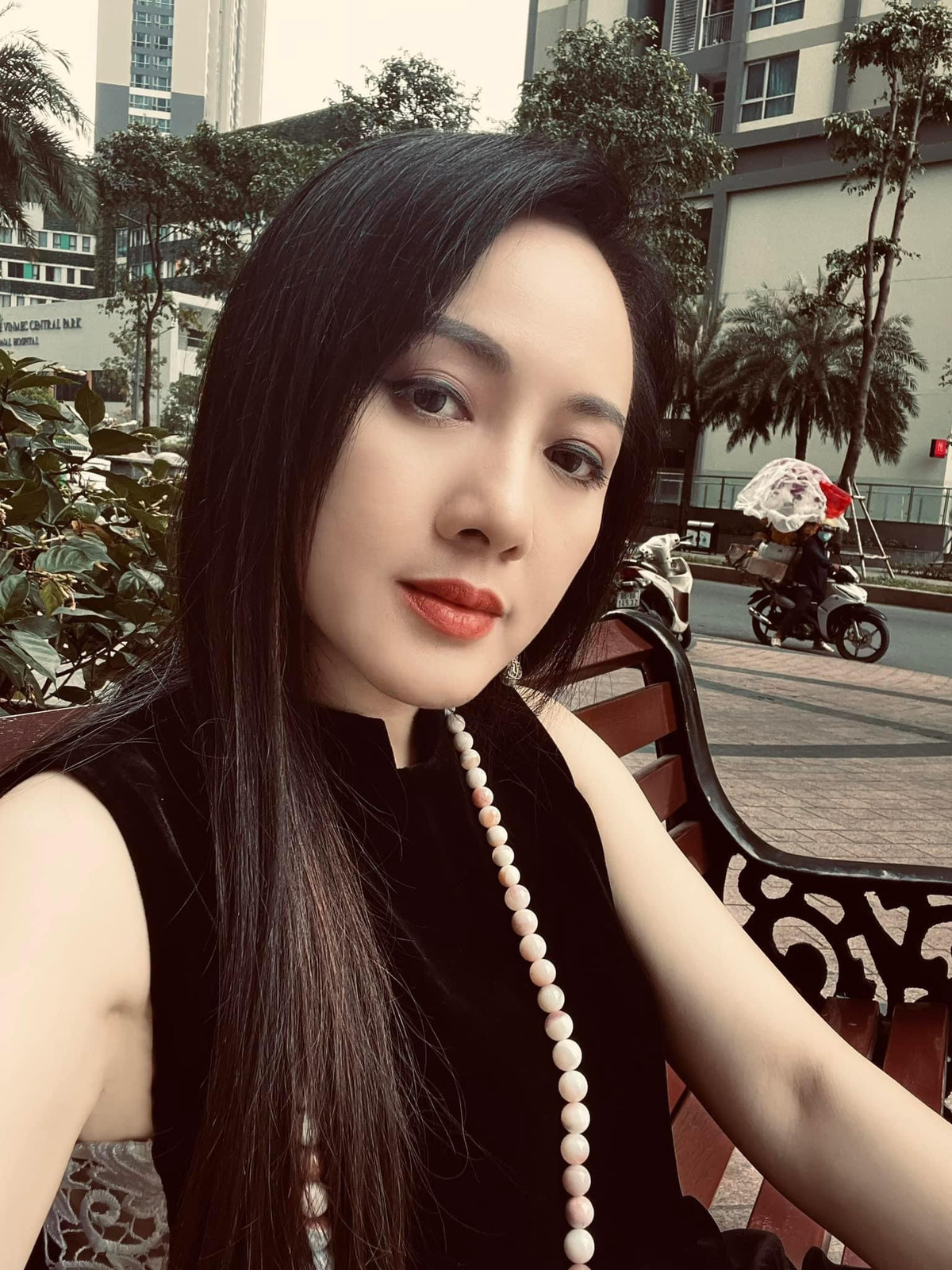 Trên sóng truyền hình, Hoài Anh gắn liền với hình ảnh nữ biên tập viên chỉn chu, hầu hết diện áo dài. Ngoài đời, cô mặc đồ thoải mái hơn.