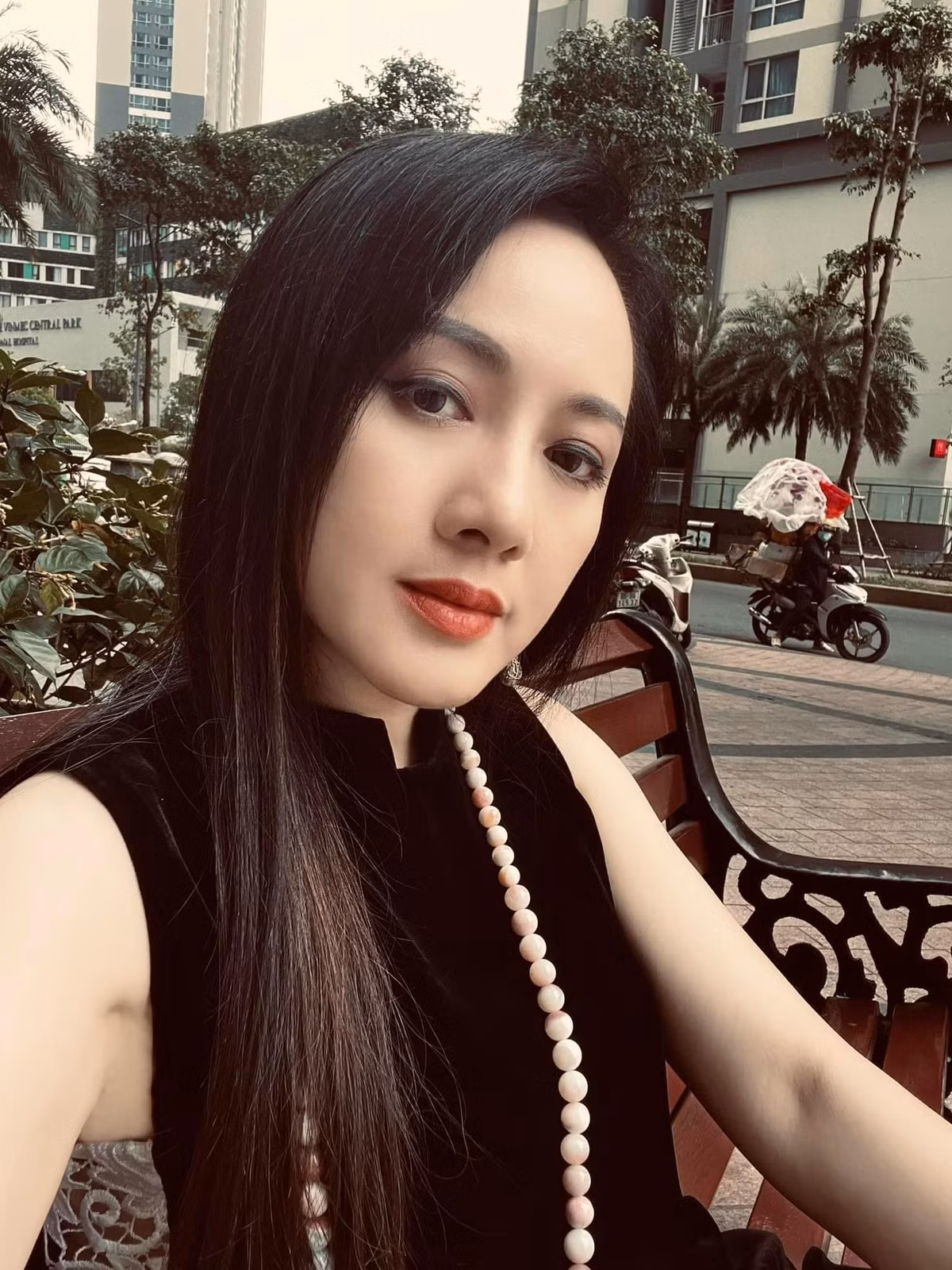 Trên sóng truyền hình, Hoài Anh gắn liền với hình ảnh nữ biên tập viên chỉn chu, hầu hết diện áo dài. Ngoài đời, cô mặc đồ thoải mái hơn.